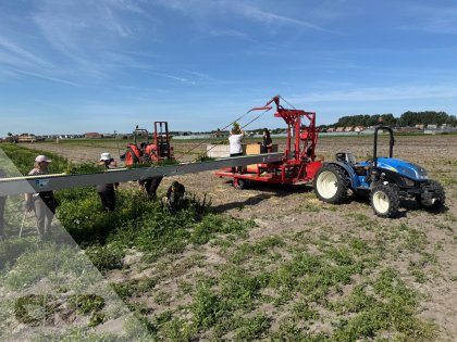 Oogstband met Tractor en afstandbediening